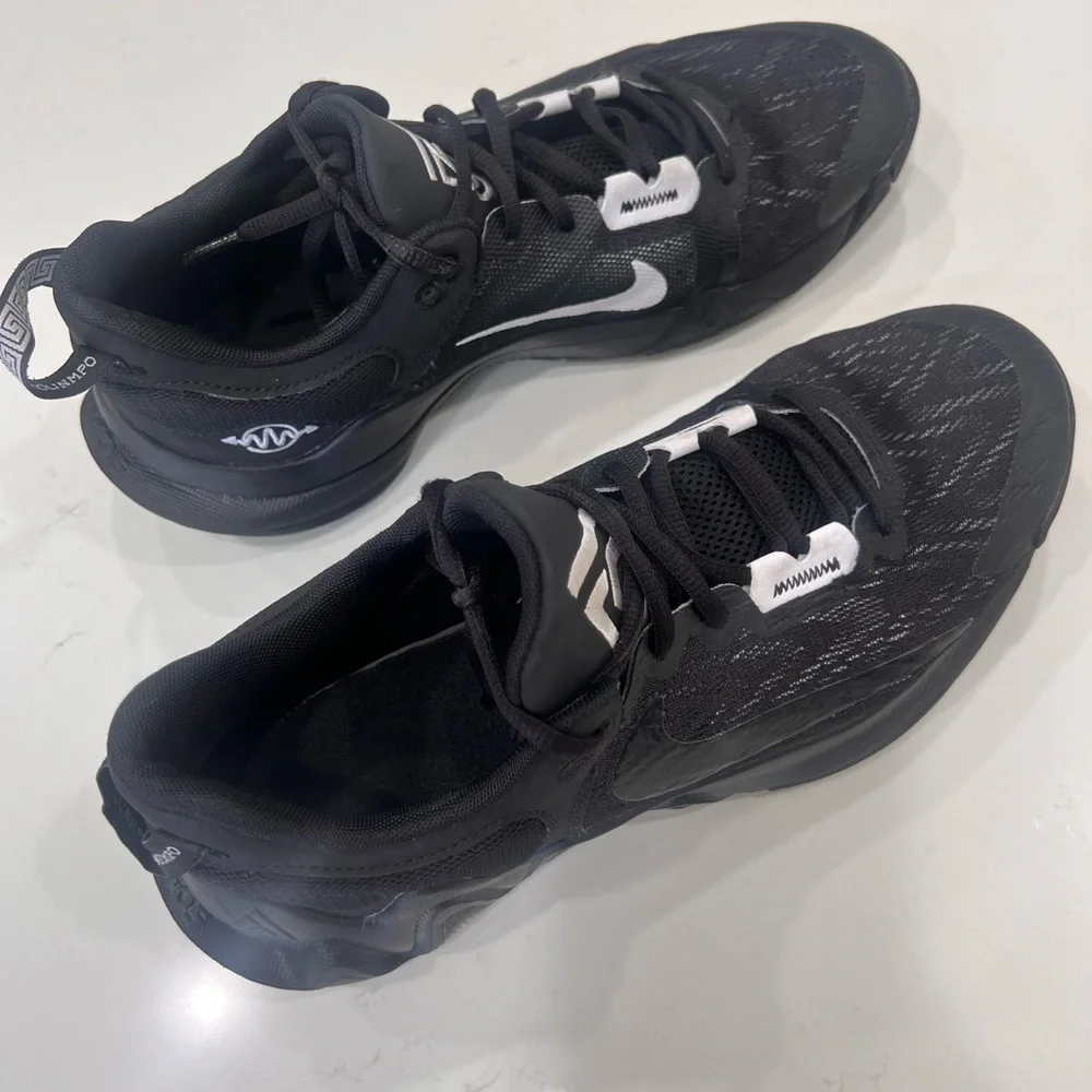 Black basketball shoes aize 9.5 mens - Picture 3 of 5
